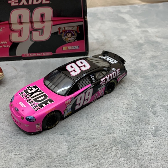 Racing Champions Gold Ford Taurus & Ford Taurus EXIDE 99 1:24 Scale - Picture 4 of 7